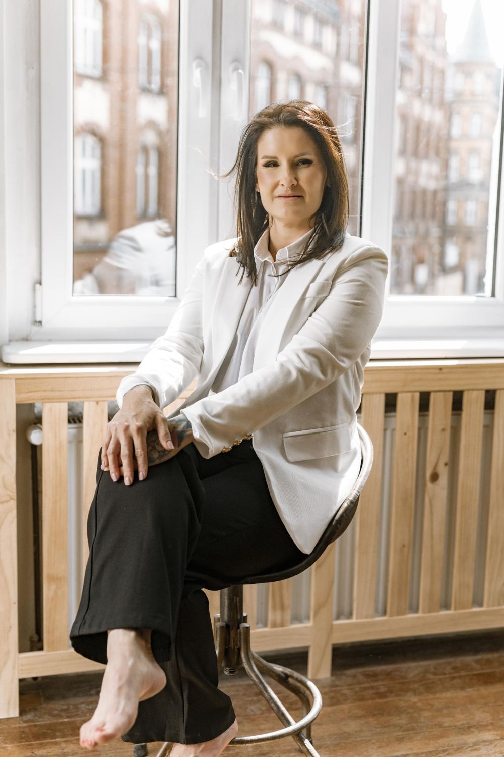 Sylwia Bobińska przy oknie